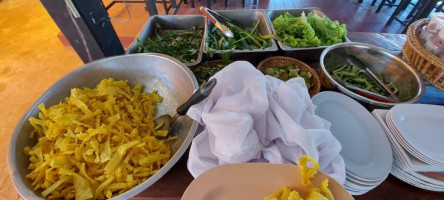 ก๋วยเตี๋ยวเรือภูผา สาขาท่าเจริญ หอระฆังใหญ่ที่สุดในประเทศ food