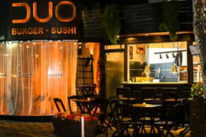 Duo Burger Sushi inside