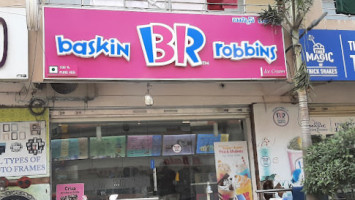 Baskin Robbins outside