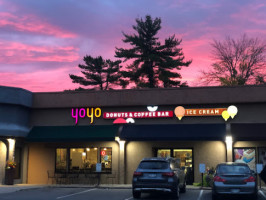 Yoyo Donuts outside