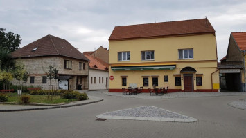 Morava S Měšťanskou Hospůdkou, Konírna outside