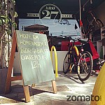 Aro 27 Bike Café outside