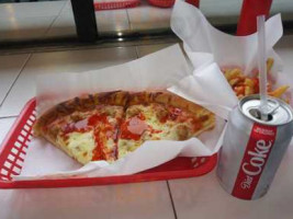 Denni's Pizza food