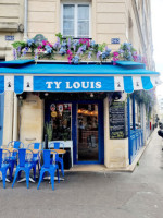 Le Petit Louis outside