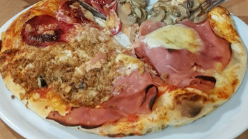 Pizzeria Roma food