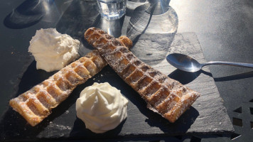 Le Bouche a Oreille food