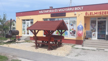 Pecsenyesütő és Horgászbolt outside