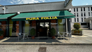 Pura Follia Pizzeria outside