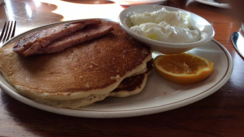 Yavis Family Restaurant food