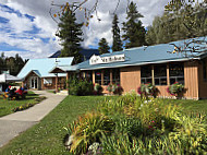 Cafe Mt Robson outside