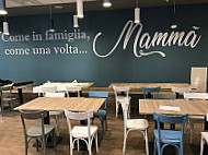 Mamma Pizzeria inside