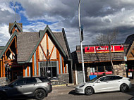 Beavertails Queues De Castor (jasper) outside