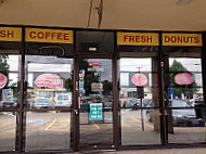 Ginghis Donuts Lunch outside