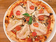 A Gogo Pizzabar food