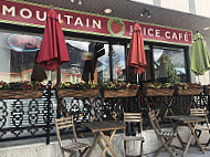 Mountain Juice Cafe outside