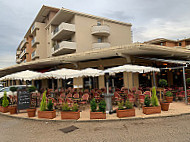 Le petit bistrot la duranne inside