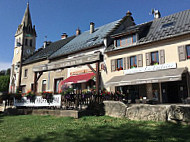 La Table de la Fontaine outside