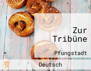 Zur Tribüne