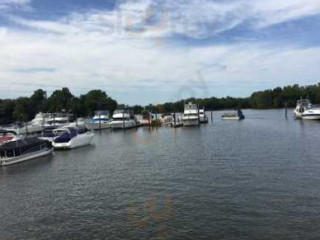 Dredge Harbor Dockside Cafe