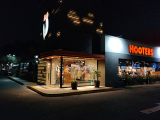 Hooters Plaza Central