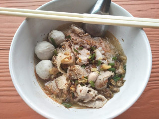 ก๋วยเตี๋ยวแม่วรรณทอง