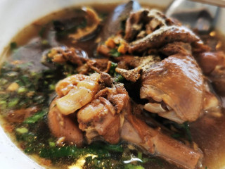 ร้านก๋วยเตี๋ยวไก่ แม่ประยูร