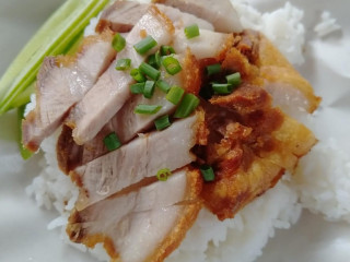 ข้าวหมูแดง หอยทอด เจ๊หม่าว