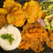 Carne Encebollada Con Tostones, Ensalada Y Arroz