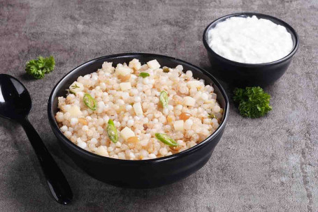 Sabudana Khichdi Și Curd Combo