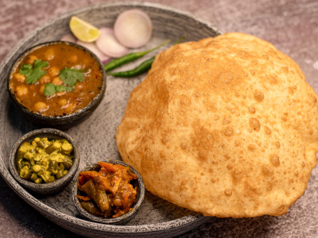 Chola Bhatura (2 Buc)