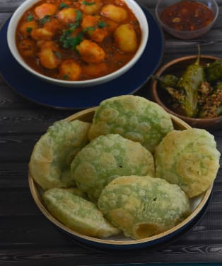 Luchi (4 Pcs) With Cholar Dal/Aloor Dam