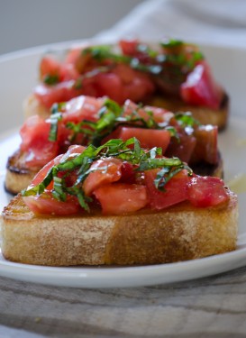 Bruschetta Cu Rosii