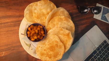 Luchi [6Pcs] Chana Masala Gajar Ka Halwa