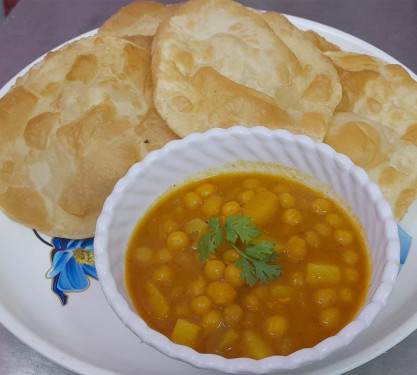 6 Pieces Luchi With Ghugni