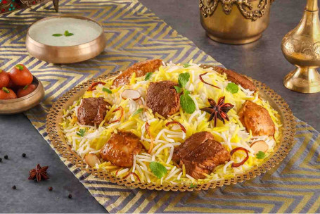 Do Gosht Ki Dum Biryani (Pui De Oaie Dum Biryani Servește 4).