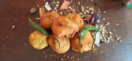 Aloo Vada Shots (6 Small Bondas)