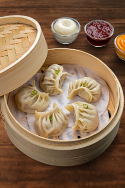 Steamed Chicken Momos With Momo Chutney