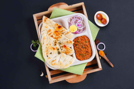 Chicken Kheema, Kulcha Lunchbox Cu Gulab Jamun (2 Buc) Combo