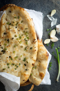 Garlic Naan (100Gm)