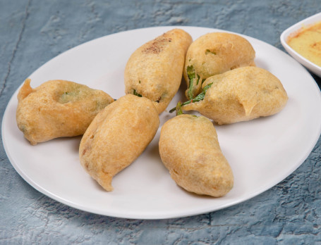 Mirchi Wada (Served With Green Chutney, Red Chutney)