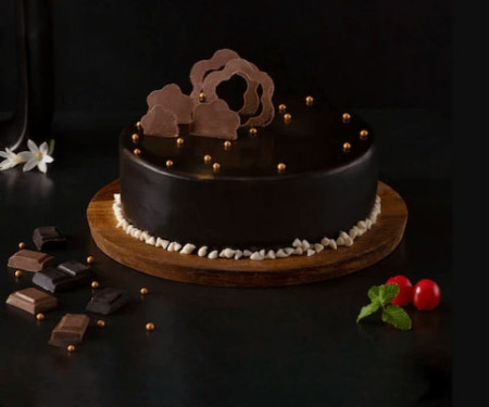 Royal Chocolate Cake (Eggless)