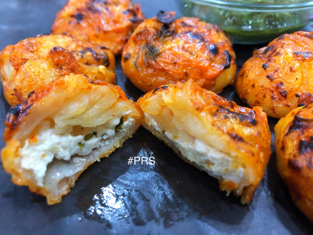 Cheesy Paneer Momos