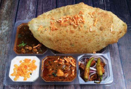 Paneer Wale Chole Bhature(2 Paneer Bhatura Chana Aloo Subzi Raita Salad Aachar)