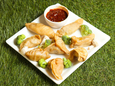 Veg Sampler Dumplings (8 Pcs)