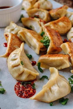 Schezwan Chicken Pan Fried Dumplings Dumplings [8 Pieces]