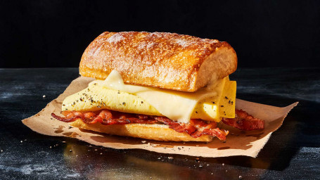 Bacon, Ouă Amestecate Și Brânză Pe Ciabatta