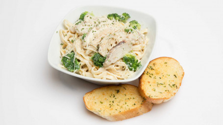 Pui Broccoli Fettuccine Alfredo