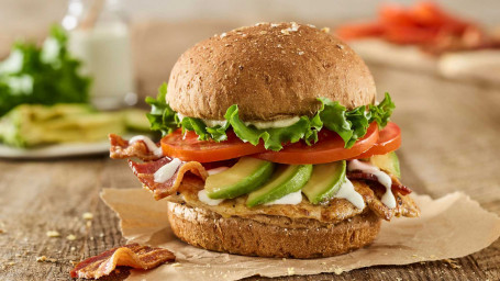 Avocado Bacon Club Sandwich Cu Pui La Gratar