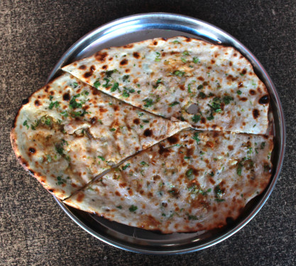 Paneer Stuffed Naan (2 Pcs)