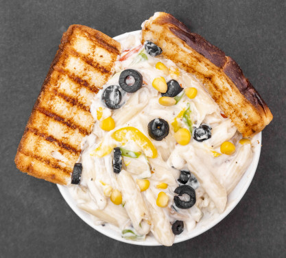 White Sauce Pasta With Garlic Bread